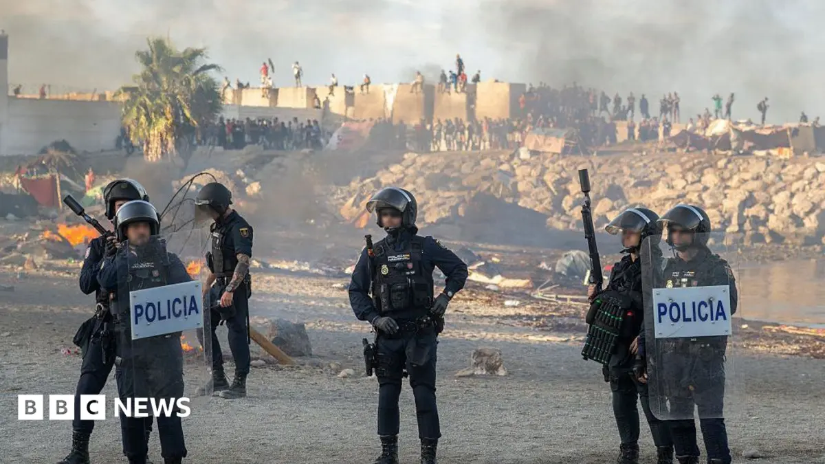 Ceuta: Migrants Throw Stones at Military Vehicle, Camps Incinerated by Locals
