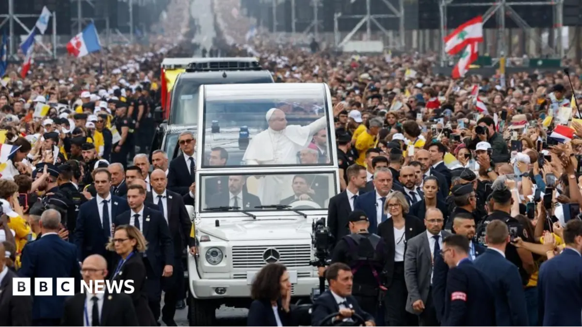 Pope Francis Addresses 700,000 in Paris, Praises Youth Engagement
