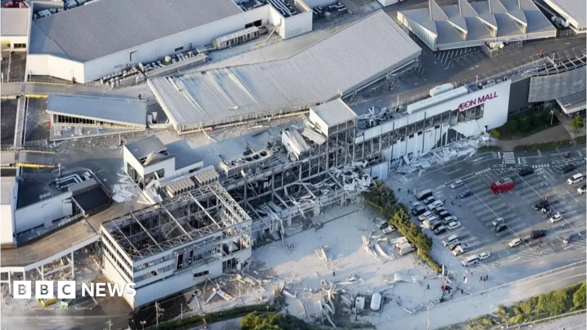 Magnitude 7.1 Earthquake Traps People Inside Kumamoto's Aeon Mall in Japan