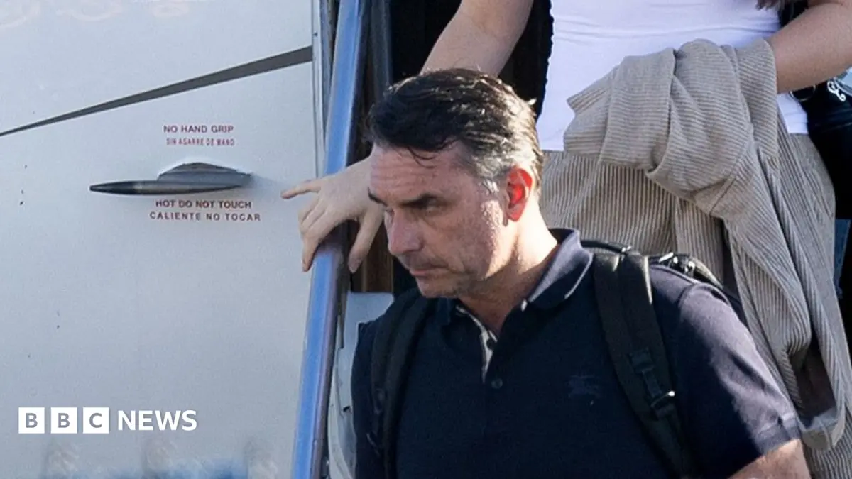 Flávio Bolsonaro Arrives in Miami After Election Defeat, Fails to Surrender Passports