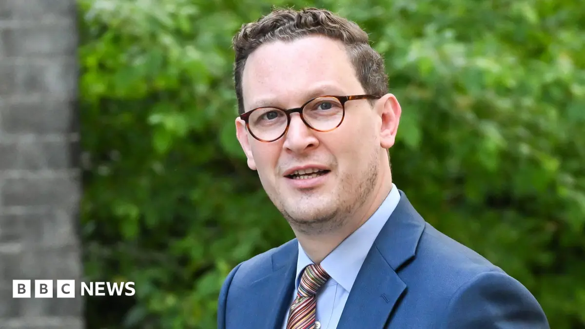 Starmer Ally Darren Jones Criticises Prime Minister Burnham's Unfunded VAT Cut