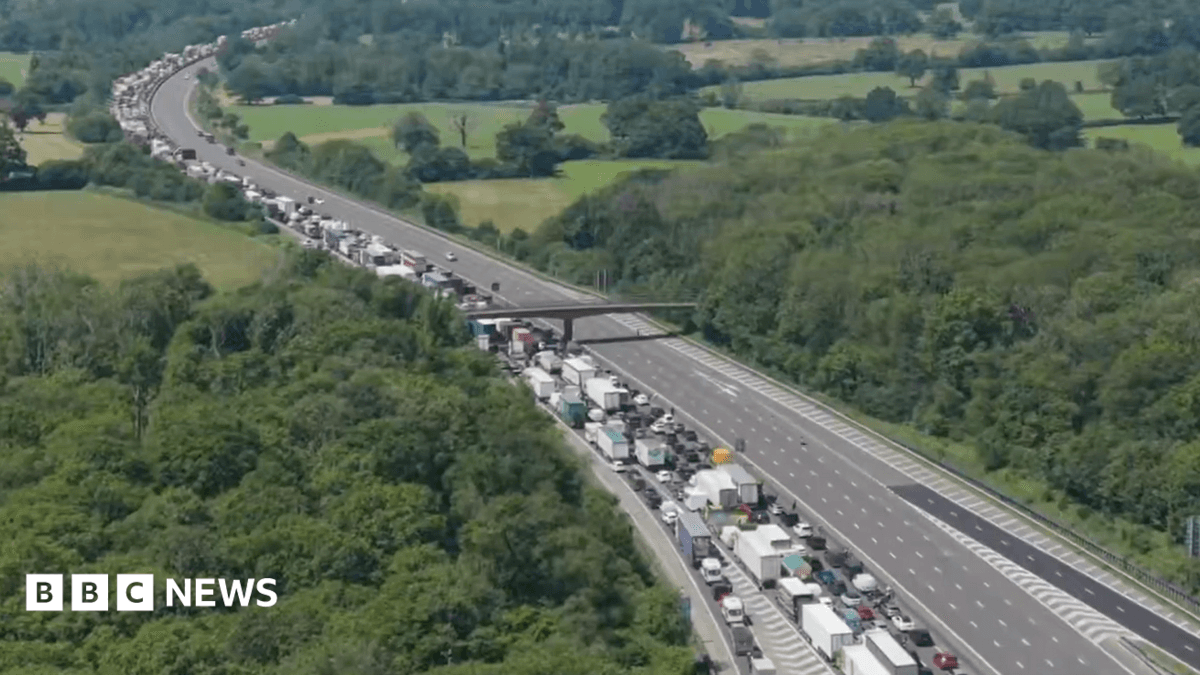 M25 Traffic Stranded in Heat, Ambulance Service Struggles to Reach Patients