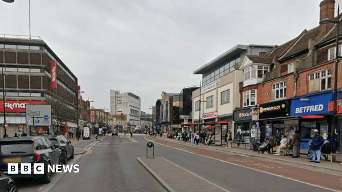 Four Hospitalised Following Stabbing Incident in Bromley, Emergency Services Attend