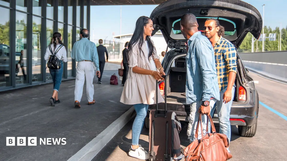 UK Airport Drop-Off Charges Rise by One Third, Two Airports Reach £10 Fee