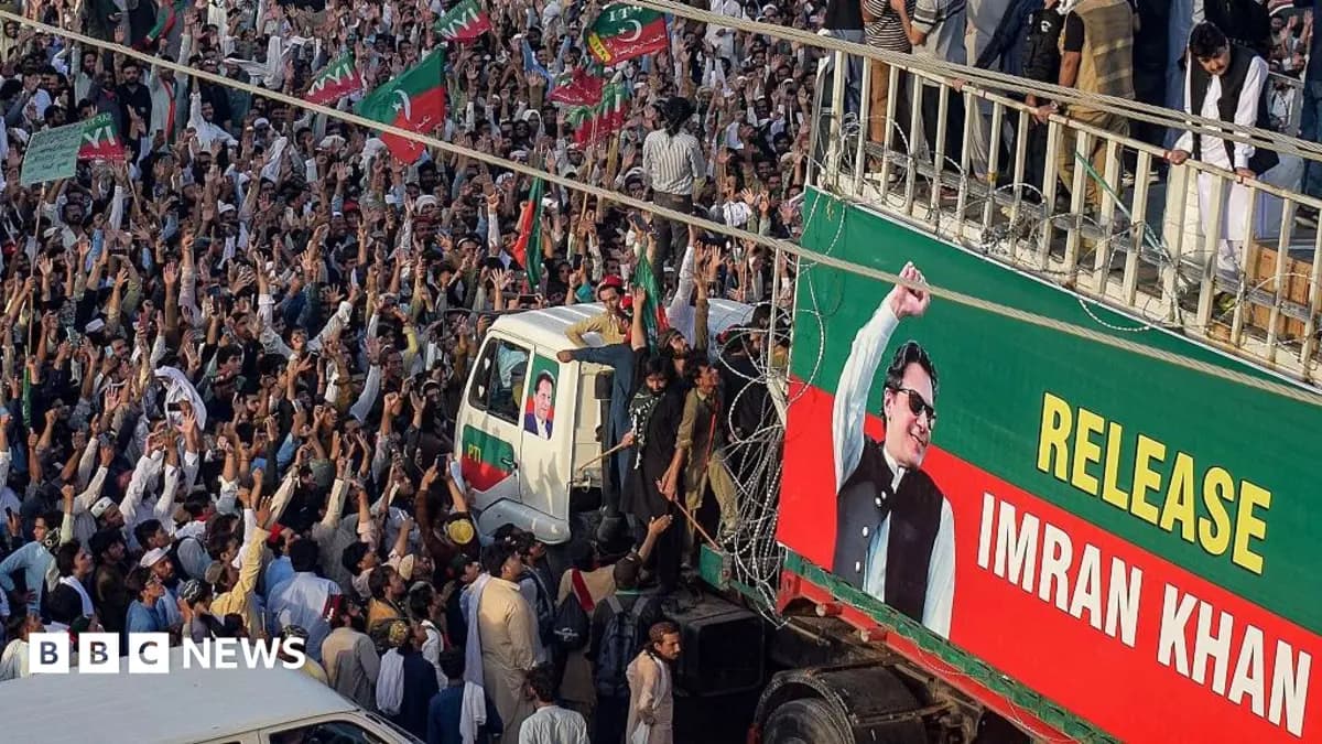 Imran Khan Supporters March on Islamabad After Deadlock in Talks