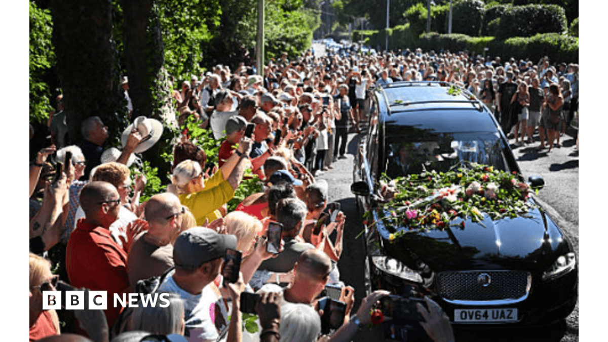 Bonnie Tyler Coffin Arrives in Swansea; Thousands Mourn Singer's Repatriation