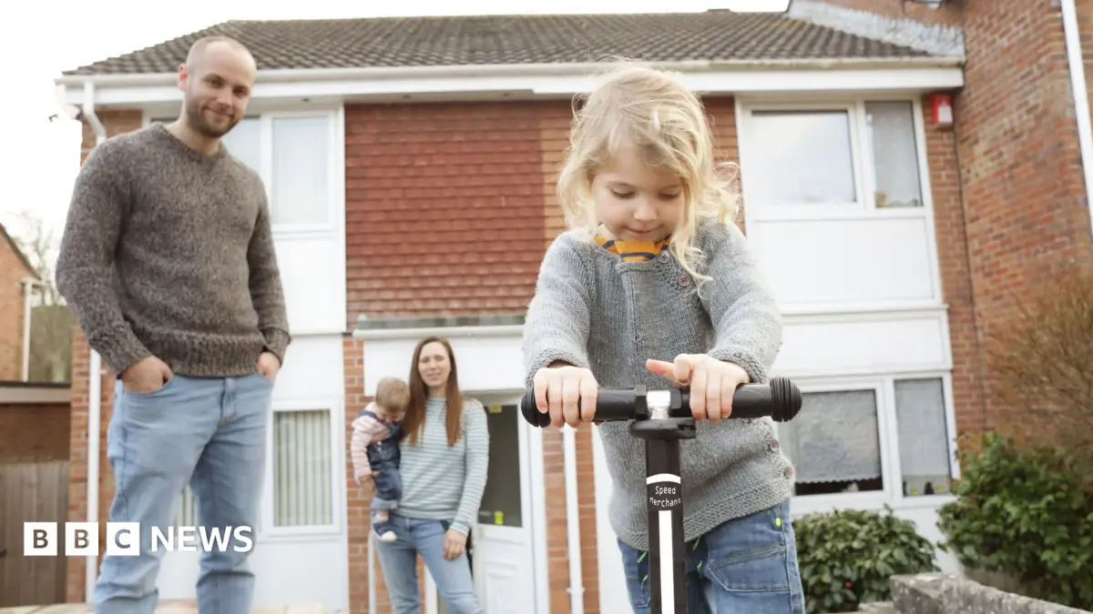 UK Households Face Three Years of Declining Disposable Income, Think Tank Warns
