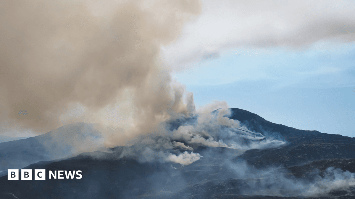 Rhinogydd Mountains Wildfire Burns 951 Hectares, Helicopters Deployed to Contain Blaze