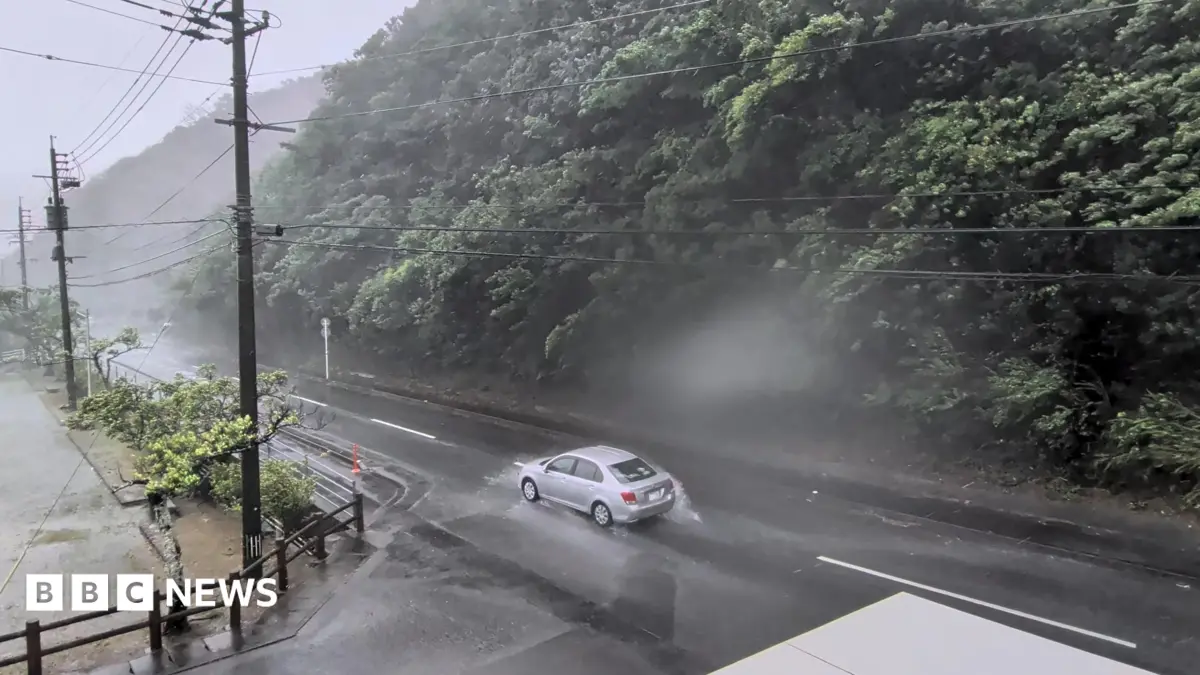 Typhoon Dolphin Strikes Okinawa, Cutting Power to 44,000 Buildings