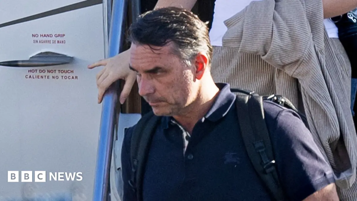 Flávio Bolsonaro Declares Himself 'Leader of Brazil's Opposition' After Election Defeat