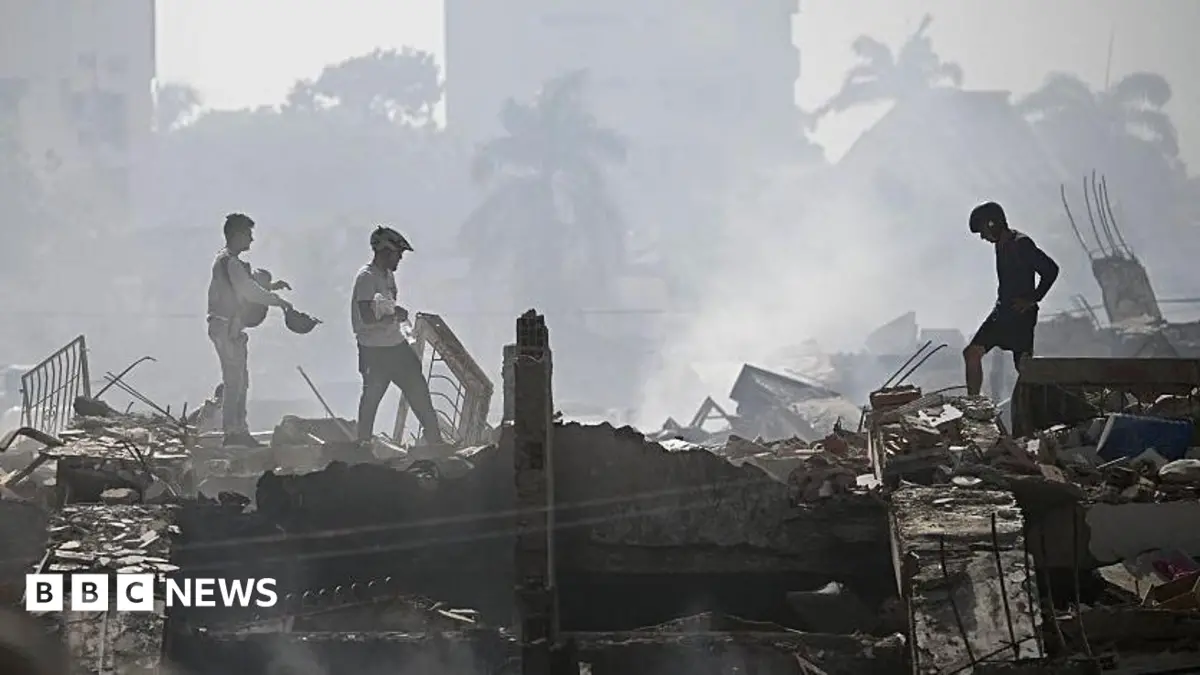 Caracas Building Collapses After Dual Earthquakes, Residents Flee Debris