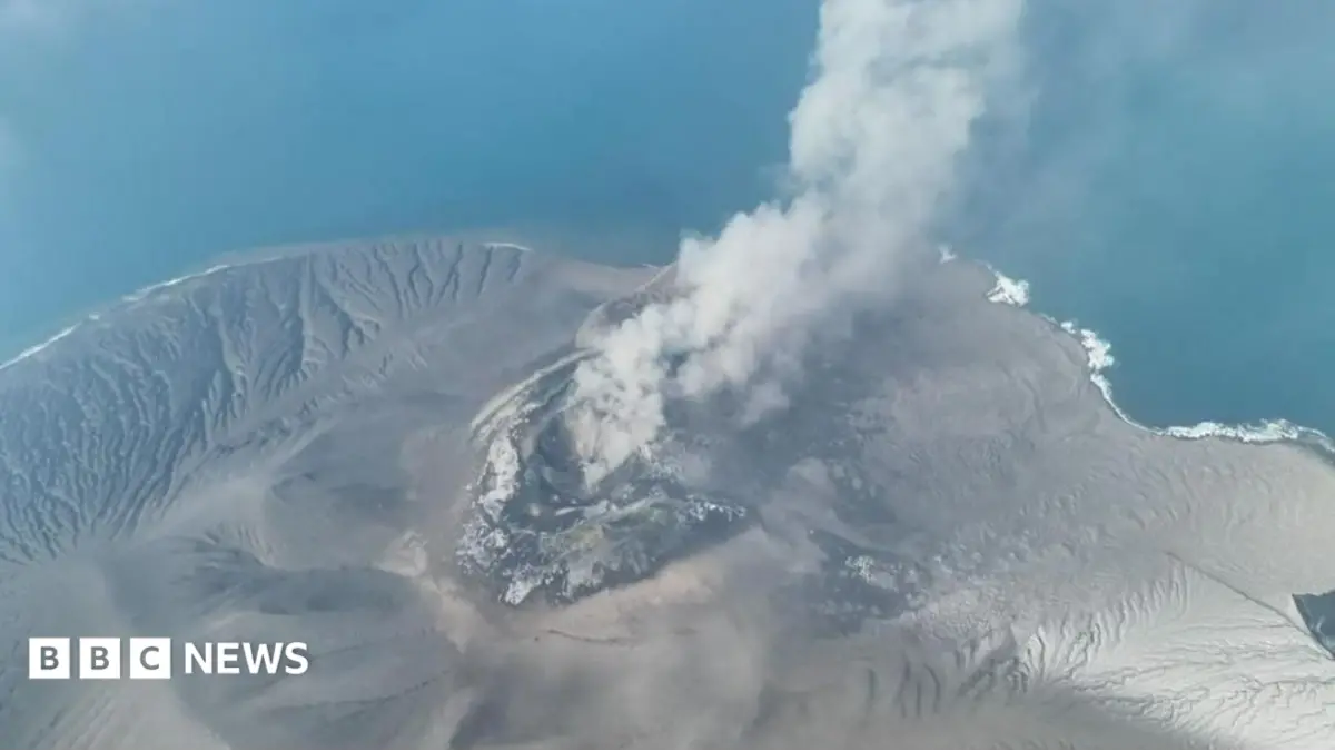 Anak Krakatau Eruption Strands 270,000 as Indonesian Airports Extend Closures