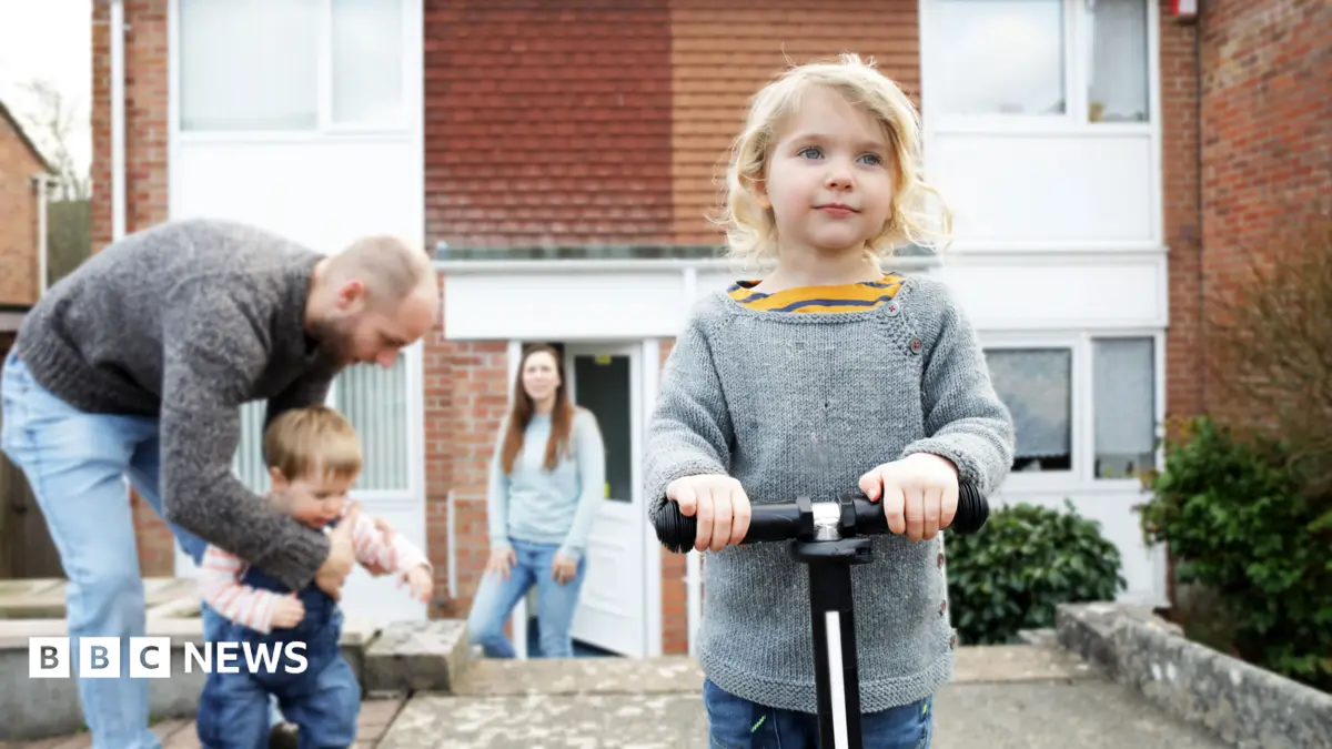 UK Think Tanks Predict Protracted Living Standards Decline for Households