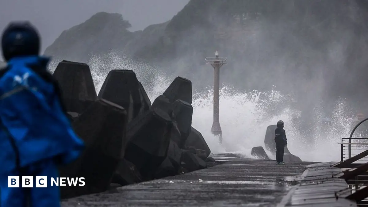 Typhoon Champi Grounds Hundreds of Flights, Taiwan Reports One Fatality