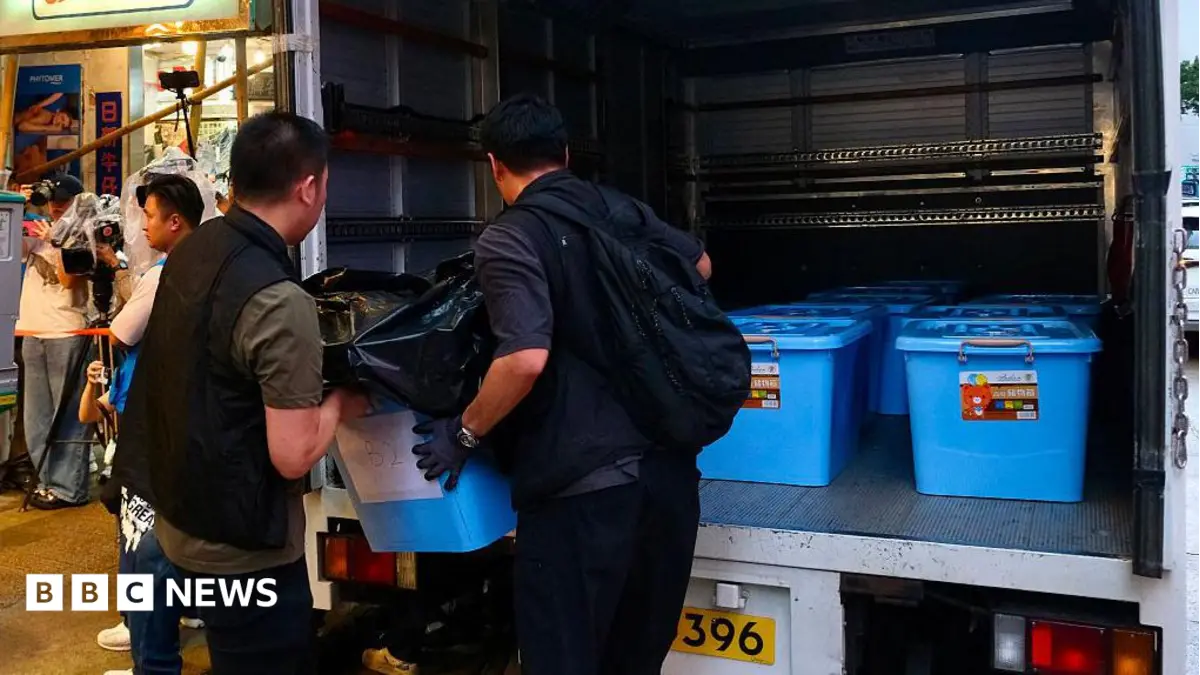 Hong Kong Police Arrest Five, Raid Independent Bookshops Over "Seditious" Publications