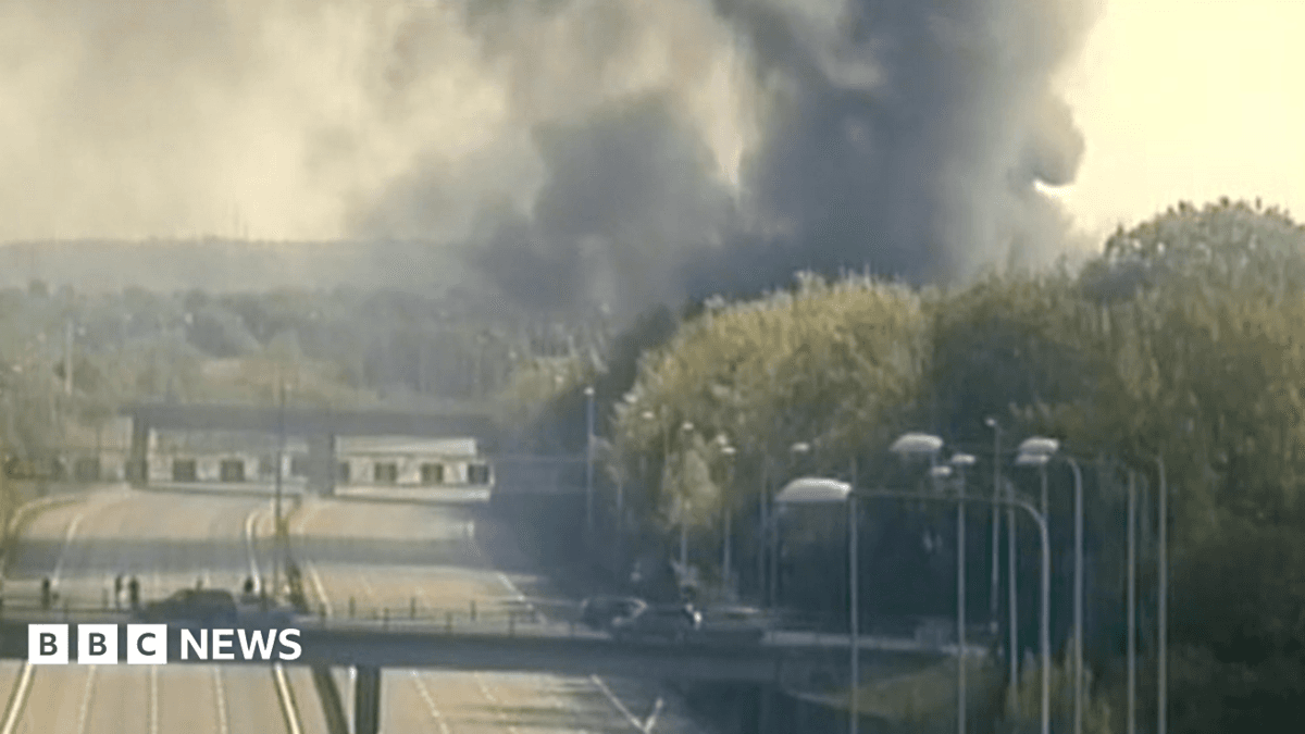 M25 Section Closed Due to Warehouse Fire Smoke, Explosion Risk