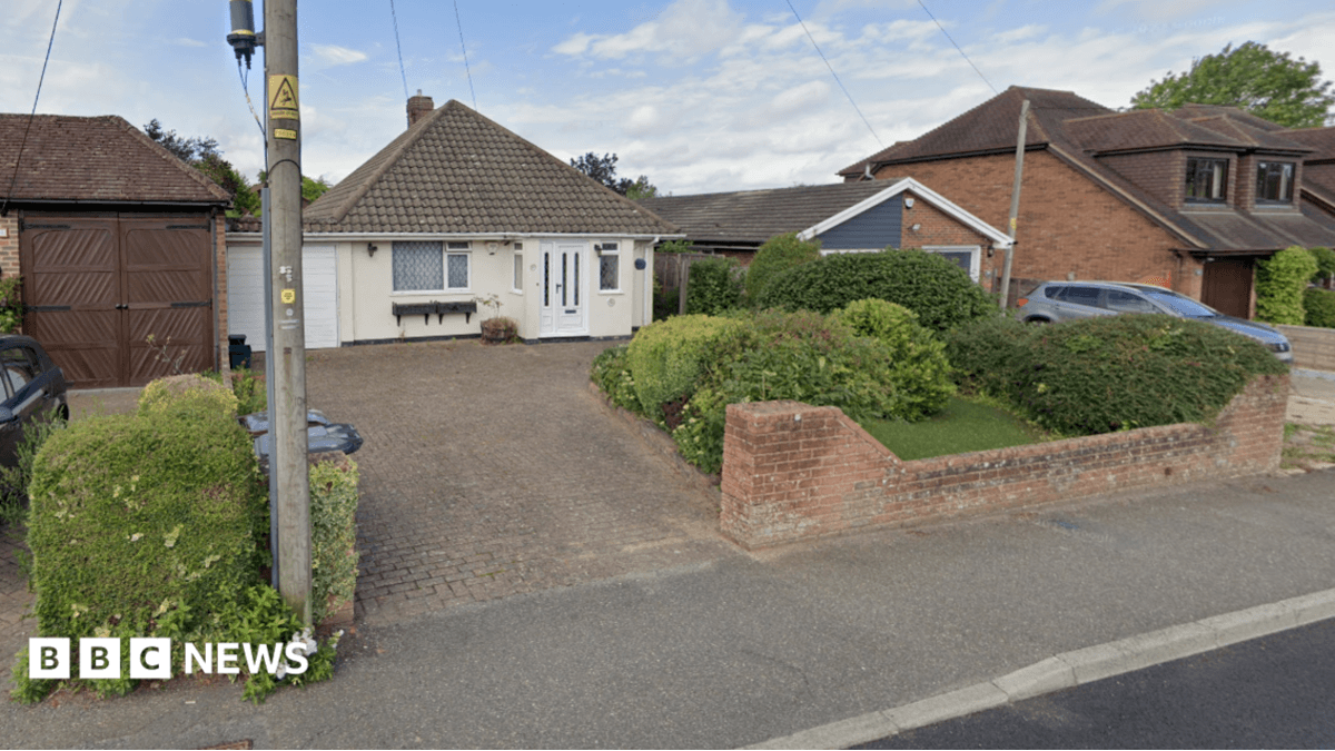 Police Forensics Examine Human Remains Discovered in South-East London Garden