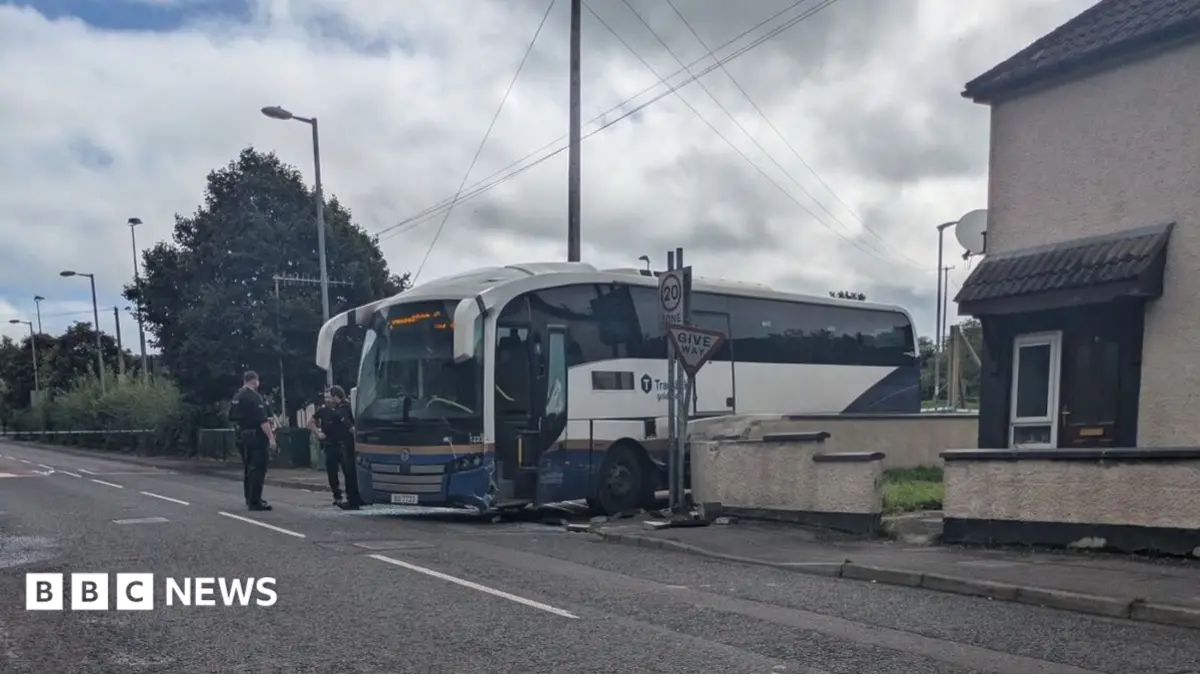Knifepoint Hijackers Pursued By Police After Stealing London Bus