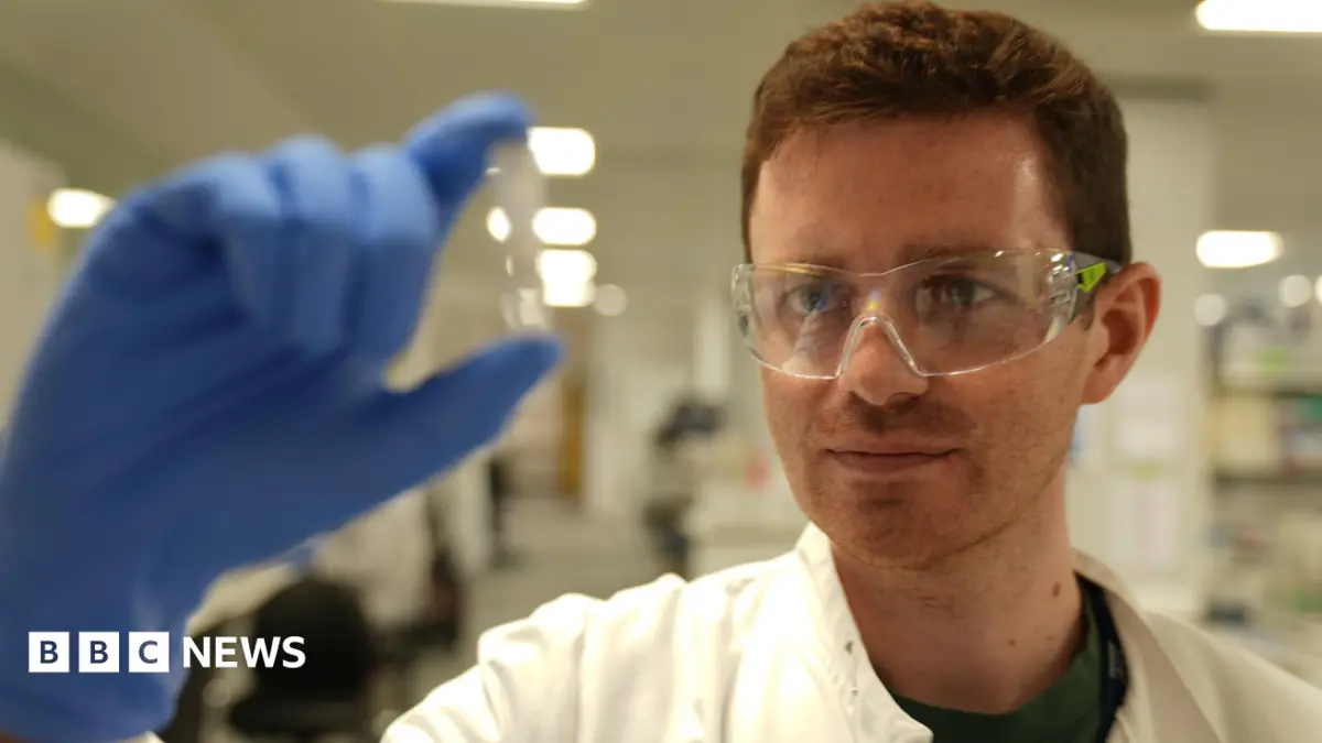 UK Begins Human Trials of Ebola Vaccine Developed in Eight Weeks