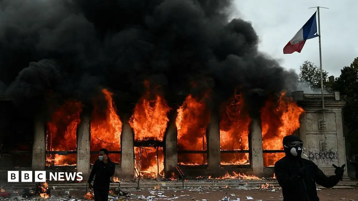 President Macron Limits French Weekend Protests to Authorised Union Demonstrations Only