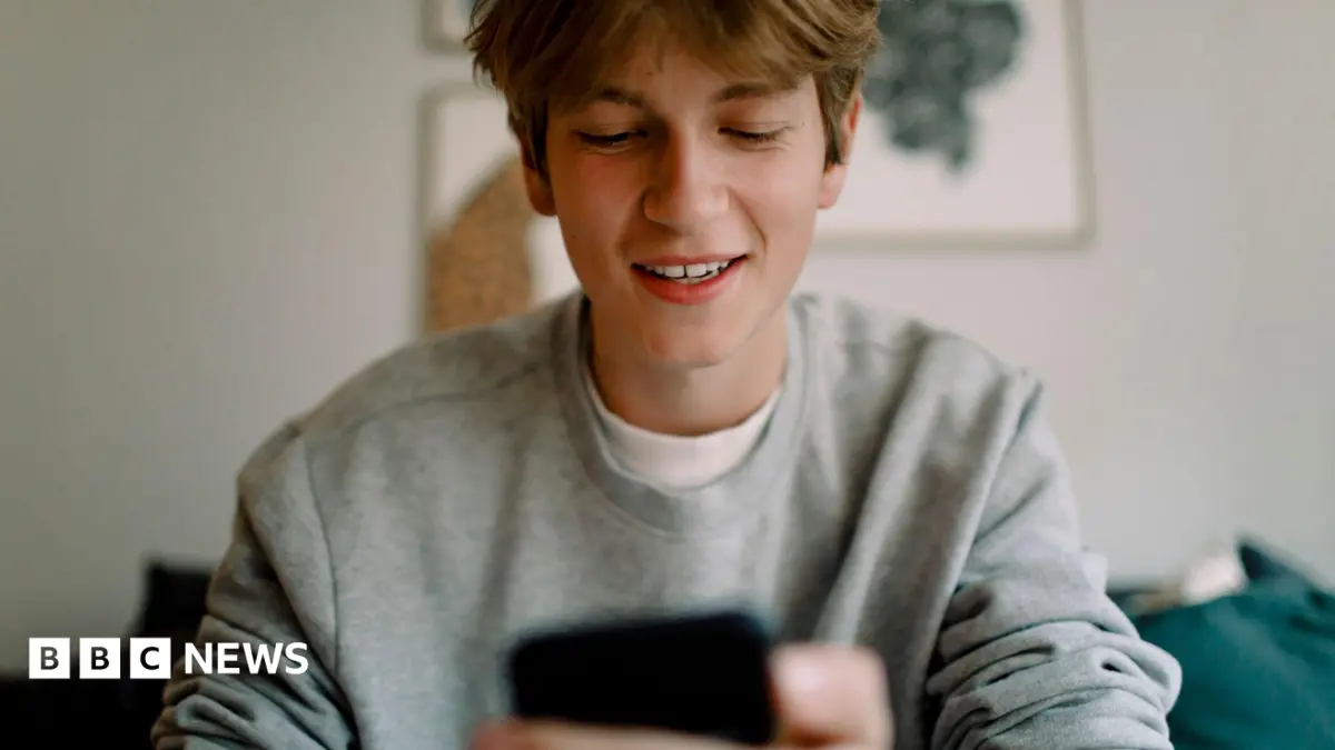 Hundreds of Thousands Await GCSE and BTec Results; New App Delivers Grades to 750 English Schools