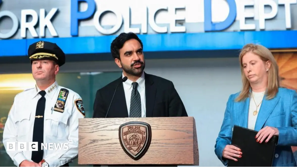 New York Police Shoot Dead Suspect in Times Square Double Stabbing