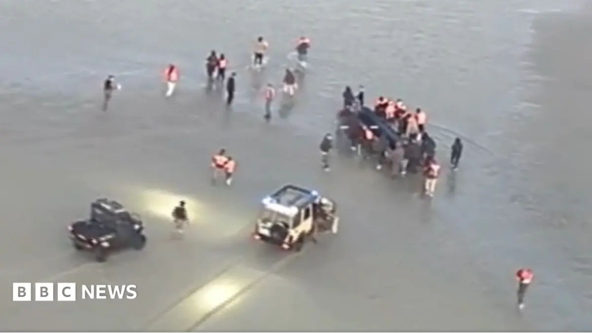 France Intercepts Hundreds of Migrants in English Channel, UK Home Office Reports