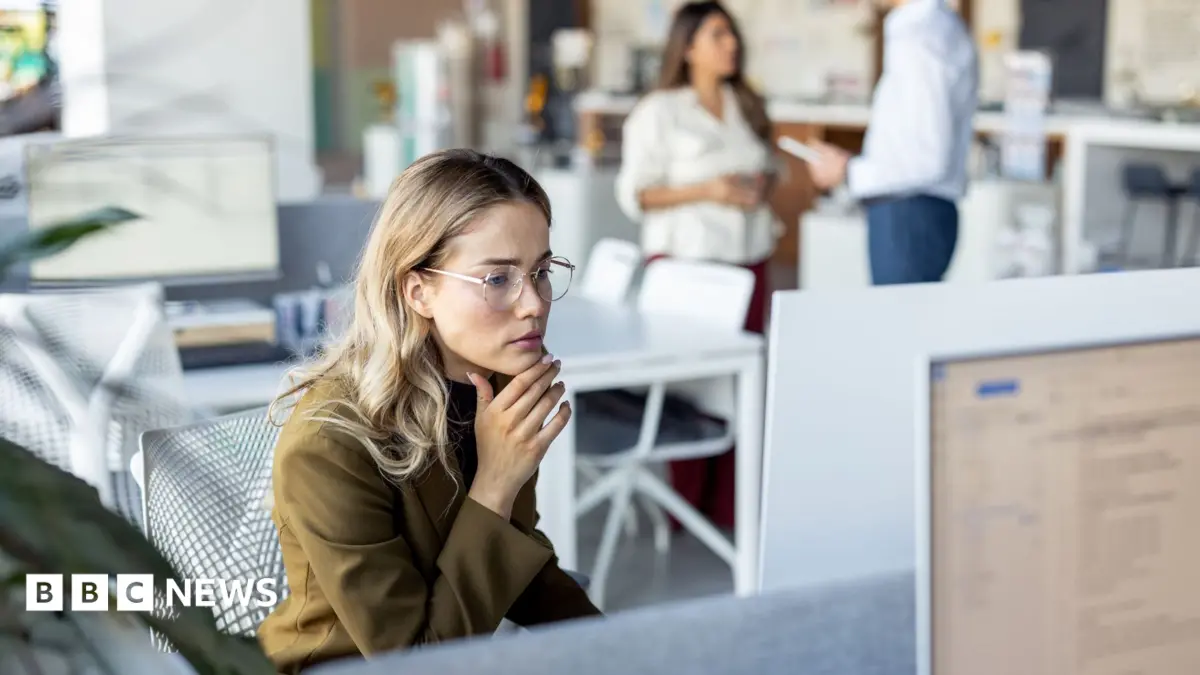 UK Job Vacancies Decline as Small Businesses Reduce Recruitment
