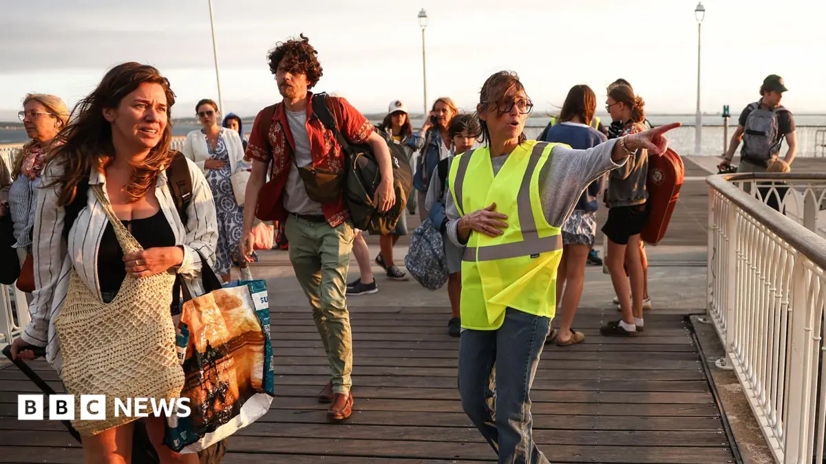 French Authorities Evacuate Cap Ferret Peninsula as Wildfires Force Hundreds to Flee