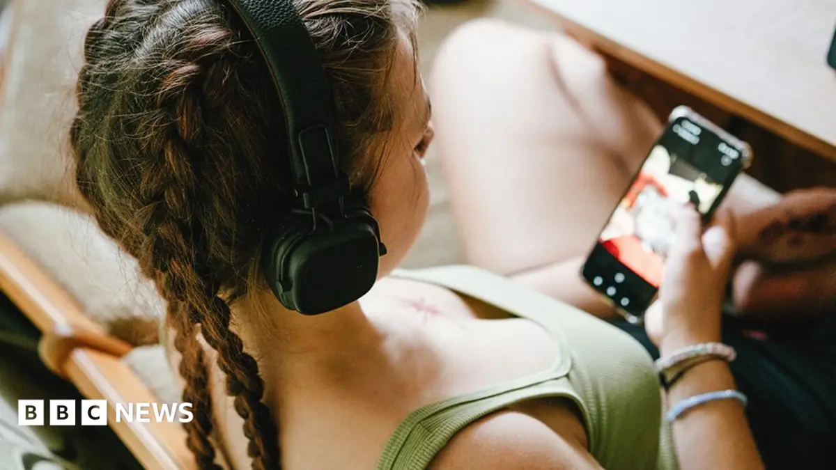 YouTube Algorithm Recommends Eating Disorder Content to UK Teenagers, Research Shows