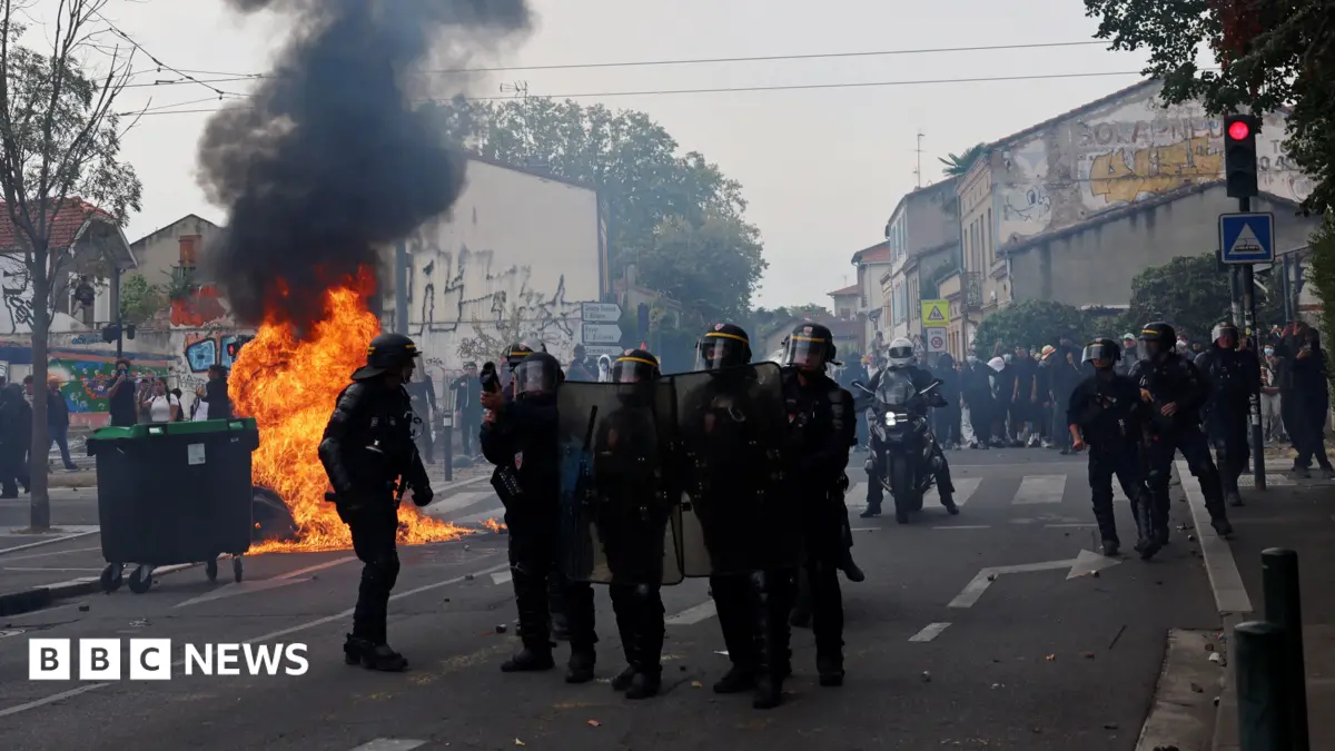 France Closes Hundreds of Schools as Student Protests Against Reforms Intensify