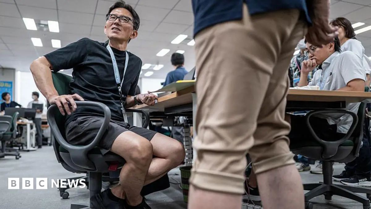 Tokyo Government Encourages Men's Shorts in Summer Workplace; Women Cite 'Leg Hair Harassment'