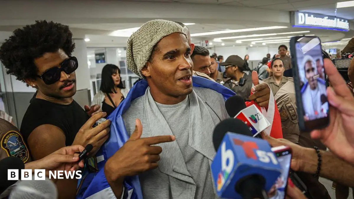 Cuban Artist Luis Manuel Otero Alcántara Leaves Cuba for US Exile