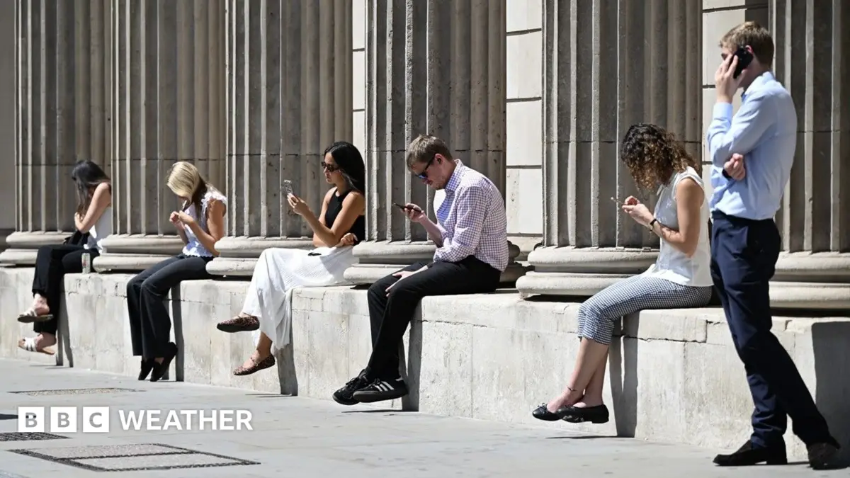 UK Heatwave Persists, Met Office Issues Health Warnings for Vulnerable