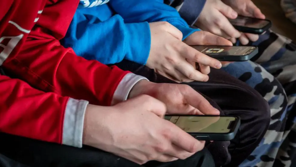 UK Government to Issue Screen Use Guidance for Children Aged Five to Sixteen