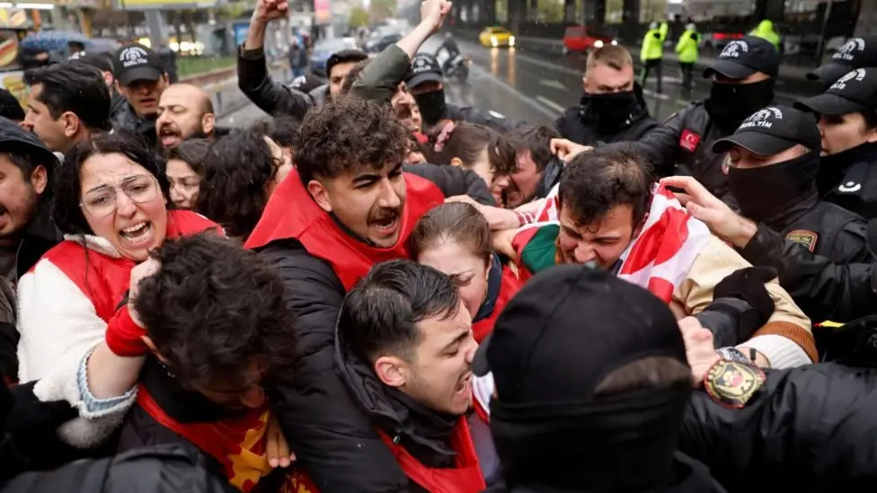Turkish Police Arrest 500 at Istanbul May Day Rally, Deploy Tear Gas