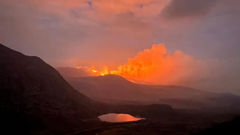 Northern Ireland Fire Service Deploys 95 Firefighters to Ballagh Road, Sandbank Road Wildfires
