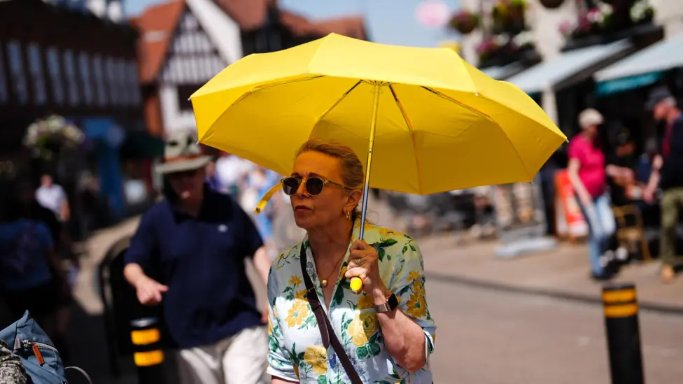 UK Met Office Issues First Red Extreme Heat Warning, 40C Temperatures Expected in England, Wales