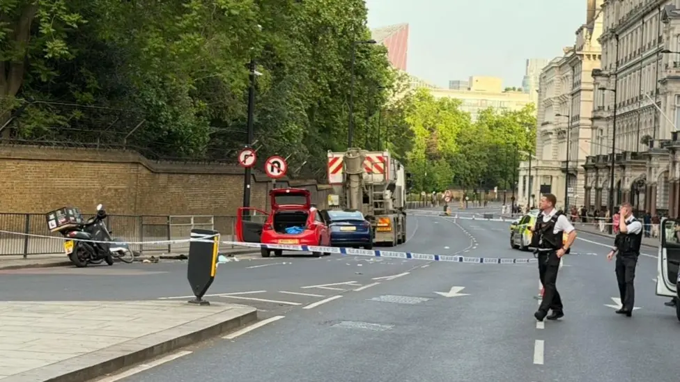 Hyde Park Corner Closed After Cyclist Suffers Serious Injuries in Lorry Collision