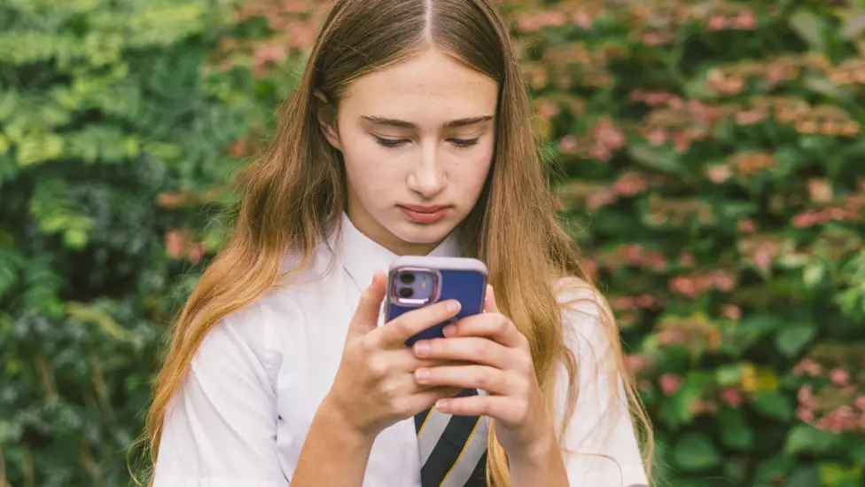UK Government Proposes Legal Duty for Schools to Enforce Smartphone Bans