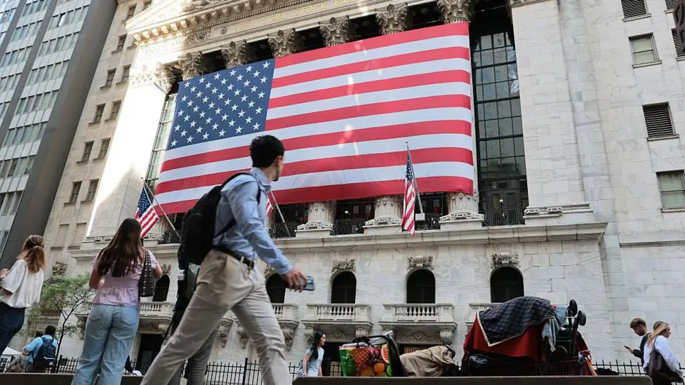 US Economy Maintains Growth Despite Global Shocks, Outpacing European Peers