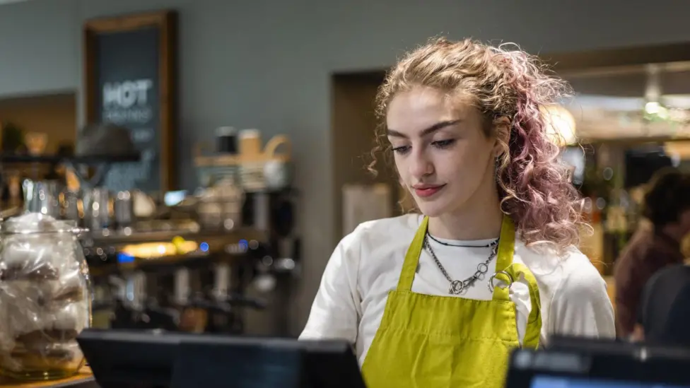 Green Party Proposes £15 Minimum Wage for All Workers by April 2027