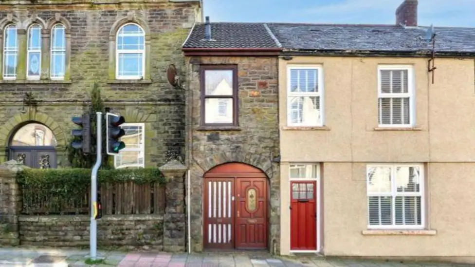 Pentre One-Bedroom Cottage, 7.5ft Wide, Sells for £45,000 at Auction