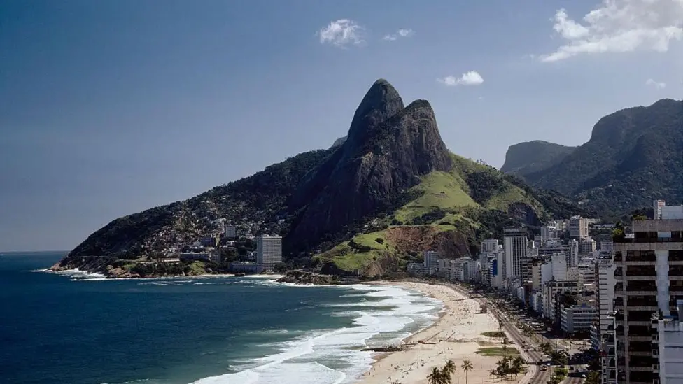 Rio de Janeiro Police Gunfight Traps 200 Tourists on Morro Dois Irmãos Hilltop Trail
