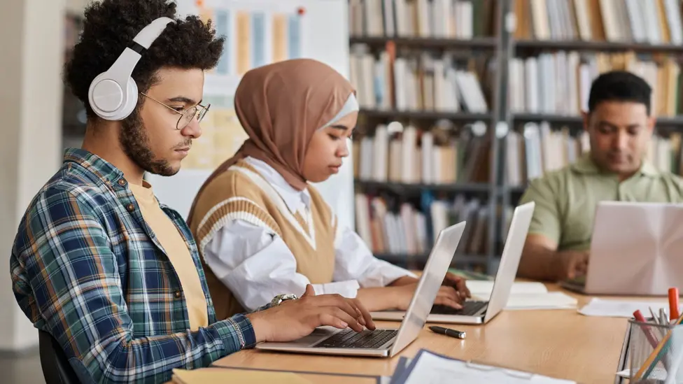 Student Loan Inquiry Begins as Public Trust in UK University Degrees Declines