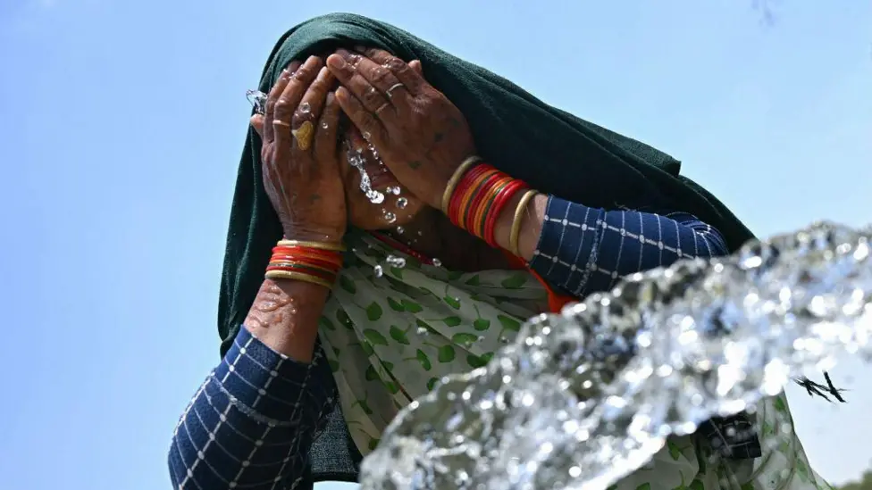 Delhi Informal Workers Endure 45C Heatwaves for Survival, Health Risks Mount