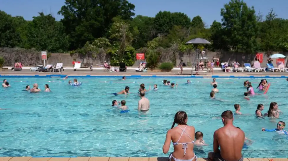 UK Records Hottest May Day for Second Consecutive Day as London Exceeds 35C